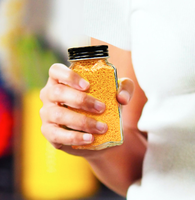 Vente en gros 100ml Mini carré pot à épices en verre pour le stockage des aliments pour les épices pot en verre ensemble avec couvercle personnalisé accepter