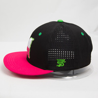 Gorra de béisbol OEM de dos tonos elástica con visera plana, parte frontal rígida de buckram, ventilación lateral con orificios cortados a láser y múltiples logotipos, estilo streetwear.
