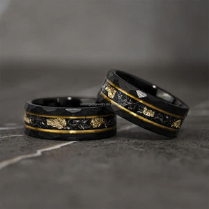 Bague pour homme en acier tungstène de 8mm, finition martelée noire avec feuille d'or et limaille de fer, alliance de style vintage. - Product Image 2