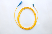 Cordon de brassage fibre optique Simplex LC SC Monomode 9/125 OS2 Jaune à très faible perte, conforme ANSI/TIA-568-C.3, de qualité supérieure et fiable
