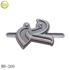 Etichette <span class=keywords><strong>per</strong></span> <span class=keywords><strong>Accessori</strong></span> di Piccole <span class=keywords><strong>Borse</strong></span> Realizzate dal Produttore, Targhette Personalizzate in Lega con Logo Goffrato in Nichel Anticato <span class=keywords><strong>per</strong></span> Mini <span class=keywords><strong>Borse</strong></span> - Product Image 1