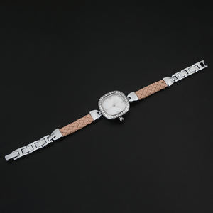 カスタムロゴ スクエア レディース ジュエリーウォッチ ラグジュアリー VVS モアサナイトダイヤモンド 腕時計 - Product Image 4