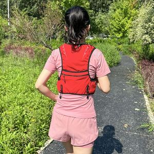 เสื้อกั๊กน้ำสำหรับวิ่งกลางแจ้งแบบกำหนดเอง น้ำหนักเบา สะท้อนแสง เหมาะสำหรับเดินป่า วิ่งมาราธอน ใช้เป็นกระเป๋าเป้สะพายหลังได้ - Product Image 3