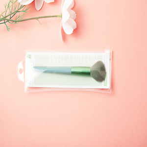 Productos cosméticos de moda Herramientas de maquillaje Cepillo redondo de buena calidad Mango de madera verde Cepillo resaltador portátil de gran tamaño - Product Image 1