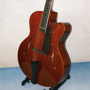 Guitarra Eléctrica Artesanal de 17 Pulgadas con Mástil de Arce, Cuerpo Hueco de Caoba Sólida, Tapa de Abeto, Estilo Violín, Personalizada Profesionalmente con Tapa de Ébano - Product Image 1