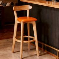 Tabouret de bar moderne en bois massif avec hauteur réglable et base à quatre pieds, design simple pour salle à manger et table d'îlot