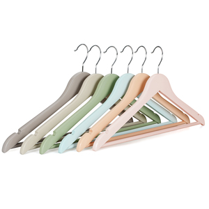 Lot de 30 cintres <span class=keywords><strong>en</strong></span> <span class=keywords><strong>bois</strong></span> couleur macaron de haute qualité personnalisés barre de pantalon antidérapante peu encombrante pour le salon pour suspendre les vêtements - Product Image 3