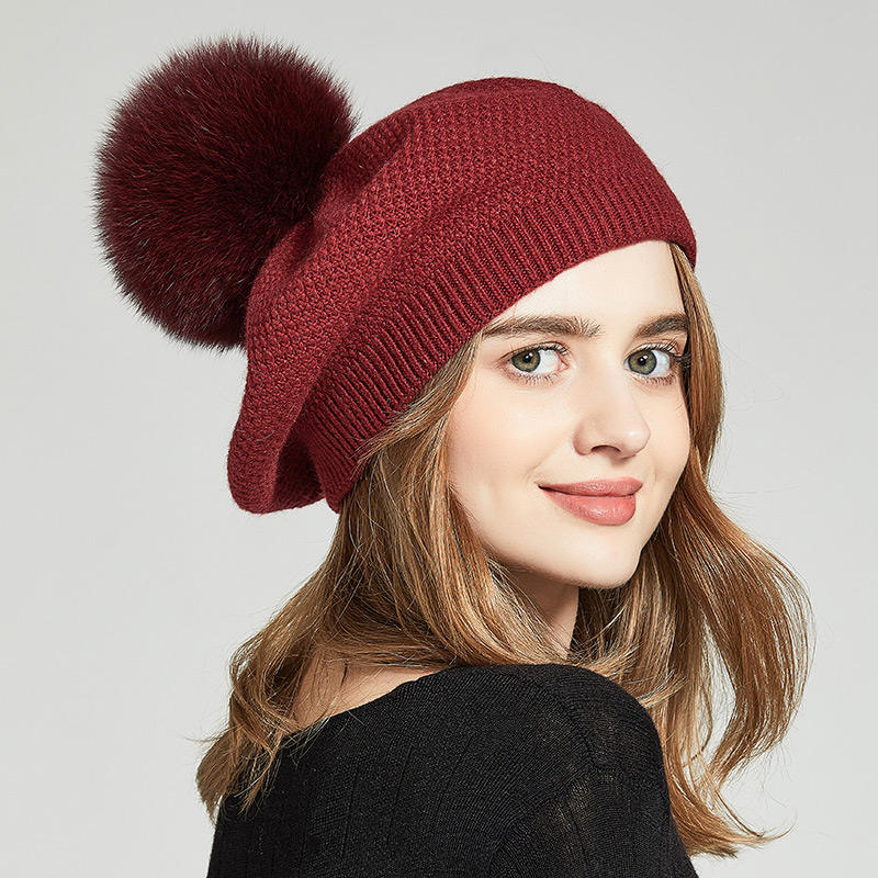 Rouge foncé avec pom rouge