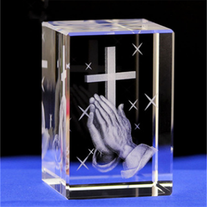 Crocifissi in Vetro e Cristallo per Preghiera e Ricordo Religioso, Ideali come Regali Cristiani - Product Image 1