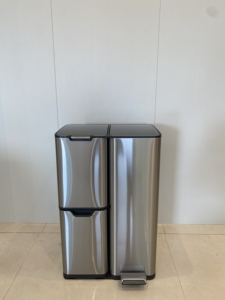Cestino per uso domestico <span class=keywords><strong>a</strong></span> <span class=keywords><strong>tre</strong></span> compartimenti con coperchio <span class=keywords><strong>a</strong></span> pedale <span class=keywords><strong>a</strong></span> chiusura lenta da 60 litri in acciaio inossidabile - Product Image 1