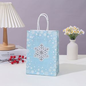 ถุงของขวัญกระดาษคริสต์มาสแบบกำหนดเอง ดีไซน์หรูหราสำหรับช้อปปิ้ง พร้อมลายเกล็ดหิมะฤดูหนาว ปรับแต่งได้และดูสง่างาม - Product Image 3