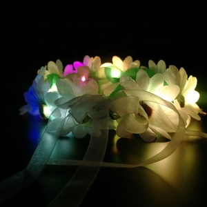 Bandeau <span class=keywords><strong>de</strong></span> <span class=keywords><strong>fleurs</strong></span> <span class=keywords><strong>de</strong></span> marguerite lumineux pour fête hawaïenne, <span class=keywords><strong>couronne</strong></span> <span class=keywords><strong>de</strong></span> <span class=keywords><strong>fleurs</strong></span> LED clignotante pour fille - Product Image 4