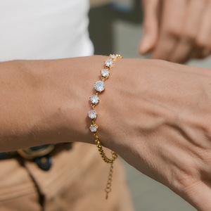 Ensemble de bracelets en cristal, design goutte d'eau en strass doré pour femmes, à porter au quotidien - Product Image 3