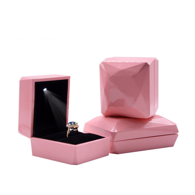 Luxury Custom Logo Spray Necklace Bracelet Ring Box Gorgeous Led Jewelry Box Varnish Light Box for Gift