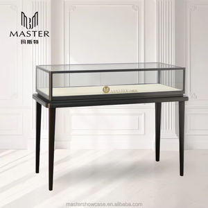 Vitrina de Lujo MASTER con Marco Negro, 120*55*100cm, Elegante Exhibidor de Diseño para Joyas y Relojes - Product Image 4