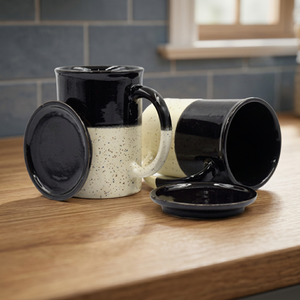 Tasses et mugs en grès noir moucheté avec couvercle – Tasse à café en céramique moderne avec poignée confortable pour la maison et le bureau - Product Image 3