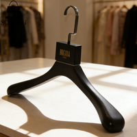 Ensemble de cintres en bois d'arbre de frêne noir de luxe, spécialement conçus, avec logo personnalisé