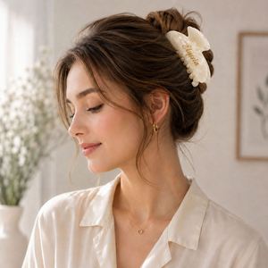 Pinza de Pelo de Acetato Grabada Personalizada - Regalo para Damas de Honor y Despedidas de Soltera con Diseño de Concha Francesa - Product Image 2