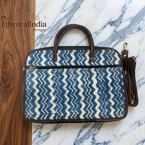 Sac pour ordinateur portable Ikat Rug en coton bleu imprimé au bloc, sac fourre-tout de bureau avec poignée en résine et bandoulière - Product Image 4