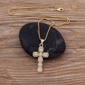 قلادة كريستال أنيقة بالجملة من QIKU، قلادة نحاسية مطلية بالذهب مع حجر الزركونيا، تصميم كلاسيكي فاخر مرصع بالأحجار الكريمة - Product Image 2