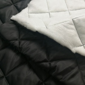 Tela con estampado disperso acolchado de poliéster 100% hecha en Vietnam, trajes y prendas cosidas resistentes al agua, hoja plana de 210gsm, venta al por mayor - Product Image 4