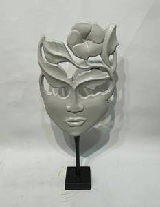 Sculpture contemporaine en aluminium Blooming Veil, fusionnant un masque humain serein, prix en gros - Product Image 1