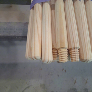 Mango de Escoba de Madera de Pino de Alta Calidad, Mango Largo de Madera para Herramientas de Limpieza, Proveedor Mayorista de Fábrica - Product Image 1