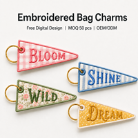 Breloques de sac personnalisées brodées, porte-clés en tissu personnalisés pour sacs fourre-tout, cadeaux, fournisseur en gros OEM ODM