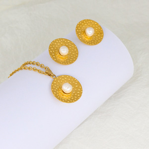 2023 nouveau luxe sans ternissement 18k plaqué or en acier inoxydable Baroque perle collier boucles d'oreilles ensemble de bijoux en gros - Product Image 3