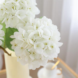 Экологичные искусственные гортензии из перерабатываемого полиуретана: уменьшение флористических отходов, круглогодичное украшение интерьера - Product Image 1