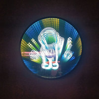 Boîte à lumière LED avec miroir infini de forme personnalisée et enseigne publicitaire au néon pour bars - Marque Caamatech