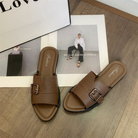 Sandales plates - un style estival tendance, imprimé floral de petite taille à la française, sandales de plage rétro monobloc.