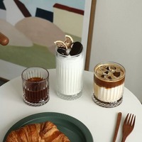 Verre à boire moderne rétro à nervures verticales avec base diamantée gravée, idéal pour café glacé et whisky