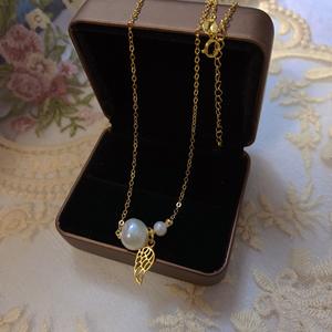 Collier en perles naturelles avec ailes d'ange dorées, design féminin, plaqué argent 925, fermoir en or 18 carats, chaîne en os, pendentifs et breloques en perles - Product Image 3