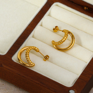 Pendientes tipo huggie en forma de C, chapados en oro de 18k, de acero inoxidable, con diseño geométrico en forma de luna, para mujer, pendientes de moda. - Product Image 1