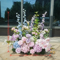 Décor de mariage, allée artificielle, bouquet floral rose, violet, bleu, arrangement d'hortensias et de roses pour la décoration de banquet