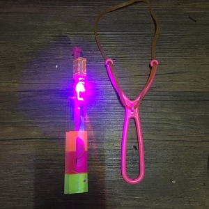 Slingshot à double flash avec fonction lumineuse pour enfants et adolescents, jouet de plein air, mélange de couleurs aléatoires, alimenté par batterie - Product Image 2