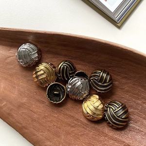 زر خياطة معدني ذهبي عتيق الطراز أنيق، مطلي بسبيكة الزنك، صديق للبيئة، عالي الجودة، بسيط وزخرفي - Product Image 1