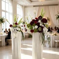 Centre de table floral artificiel pour mariage, thème cabine téléphonique, avec hortensias bordeaux, verts et blancs