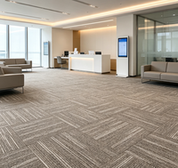 Dalles de moquette carrées pour bureau 66x66, support non-tissé, nylon résistant aux taches, usage intensif pour bâtiments commerciaux