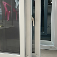 Weißes UPVC-Doppelverglasung-Schiebefenster mit Fliegengitter und Hurrikan-Schutzglas für Wohnprojekte