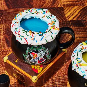 Juego <span class=keywords><strong>de</strong></span> regalo <span class=keywords><strong>de</strong></span> tazas para chocolate caliente, incluye 2 mezclas que cambian <span class=keywords><strong>de</strong></span> color y 2 espolvoreadores decorativos, 2 tazas tipo caldero - Oficialmente licenciado - Product Image 6