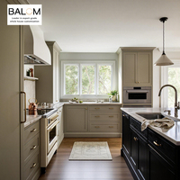 Ensemble d'armoires de cuisine modernes BALOM OEM ODM vert sauge avec îlot double anthracite, hotte en plâtre et crédence sur mesure