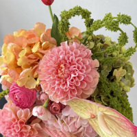 Centre de table personnalisé en fleurs artificielles au toucher réel, arrangement floral de mariage fait main en dahlias et anthuriums roses et oranges