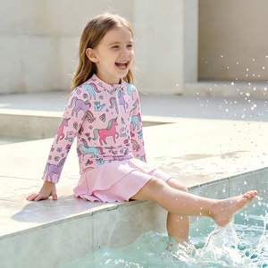Conjunto <span class=keywords><strong>de</strong></span> natación <span class=keywords><strong>de</strong></span> dos piezas para niñas: Top <span class=keywords><strong>de</strong></span> manga larga con media cremallera y falda, <span class=keywords><strong>de</strong></span> poliéster con estampado <span class=keywords><strong>de</strong></span> caballo <span class=keywords><strong>en</strong></span> colores pastel, traje <span class=keywords><strong>de</strong></span> sol. - Product Image 2