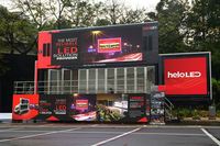 Camion mobile LED long avec écran trois faces, étanche IP65, luminosité 6500 cd, pixels de 4 mm pour affichage publicitaire dynamique