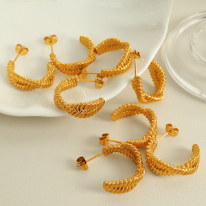 Aros de Oro con Diseño Trenzado para Uso Diario Femenino - Product Image 3