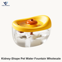 Fontaine à eau pour animaux de compagnie en forme de rein, fontaine à boire automatique pour chats et chiens avec bec central et réservoir givré, jaune et blanc