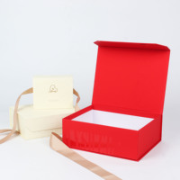 Boîte rigide personnalisable pour gâteaux et desserts avec gaufrage et revêtement UV, écologique, logo et dimensions sur mesure pour traiteurs et événements
