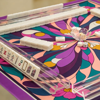 Tuiles de Mahjong américaines blanches nacrées avec des bords dorés et des motifs inspirés des bijoux pour des soirées de jeu élégantes